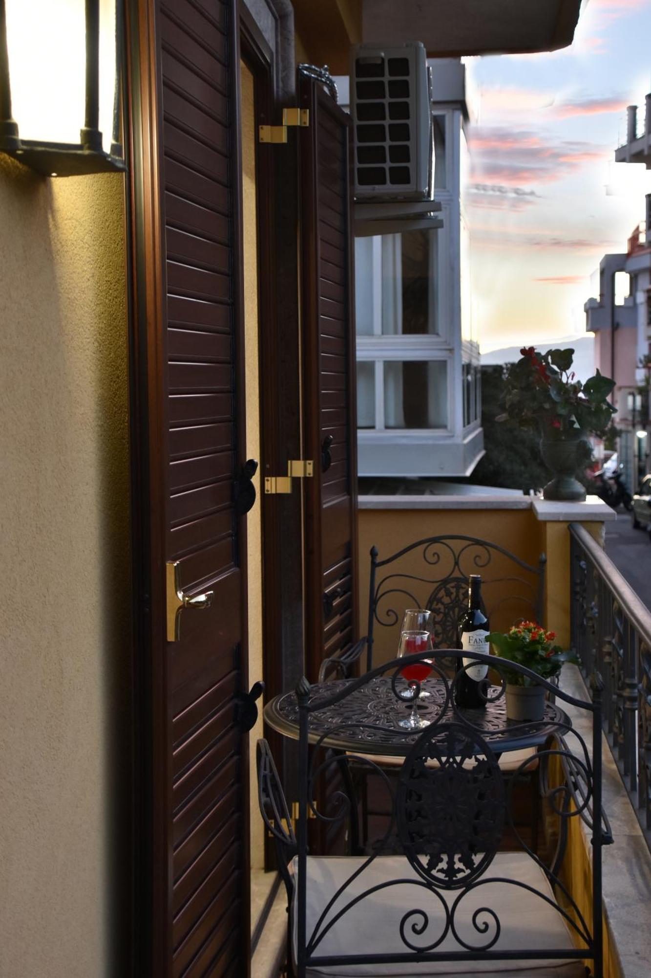 Gloden House Apartments Таормина Экстерьер фото